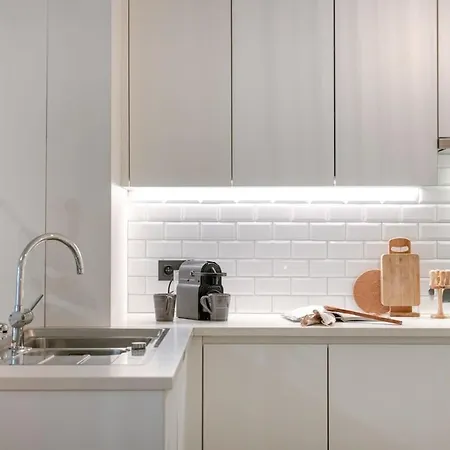 Huswell - Modern 2 Bedroom In Centre Of Apartment *